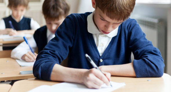 Uczniowie ósmej klasy piszący egzamin